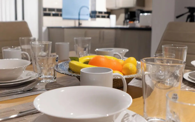 D'luxe 5 Beds Home in Isleworth London