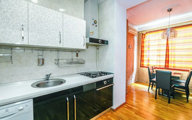 Luxury Apartment with Flame Tower View