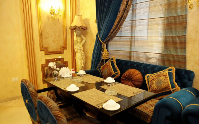Queen's Suite Hotel