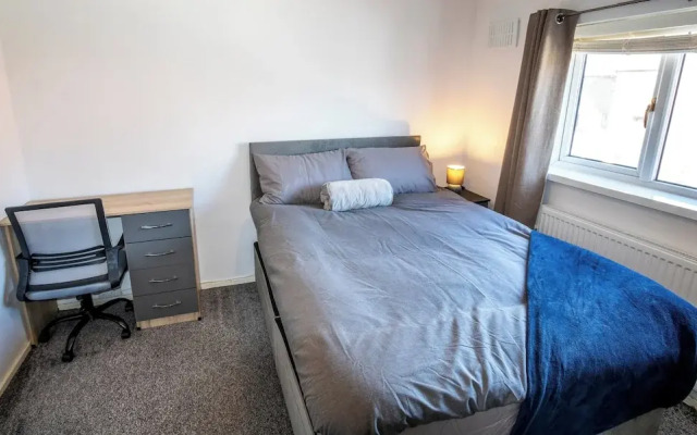 3 Bed Home - Sleeps 8 - Stoke City fc - Parking
