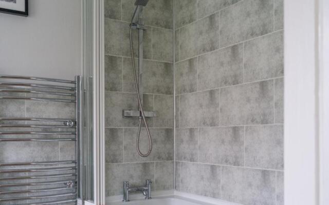 House - Sleeps 4 - Pet Friendly - Parking - Garden