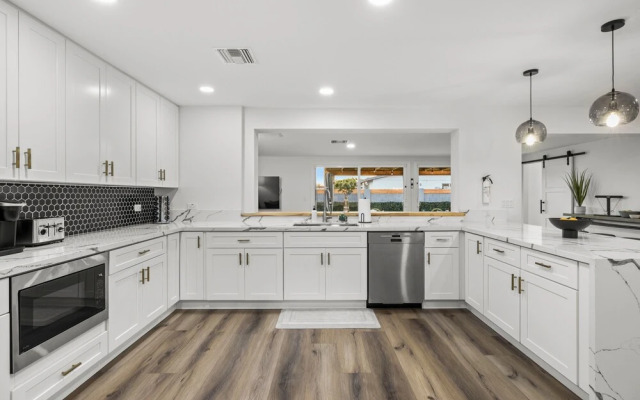 Desert Dreaming Deluxe Retreat w Pool Putt