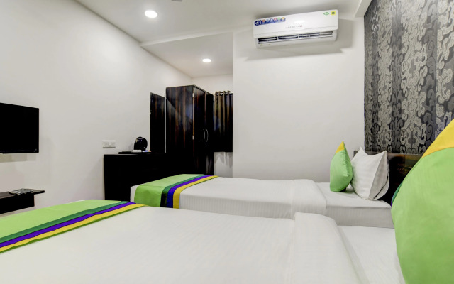 Treebo Grand Euro Pipliyahana Square