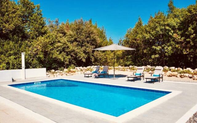 Beautiful 4-bed Villa for up to 10 Guests