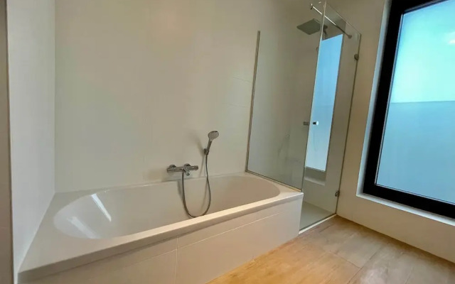 Modern 2BR 1.5 BA Near Diamond District by Oneluxstay