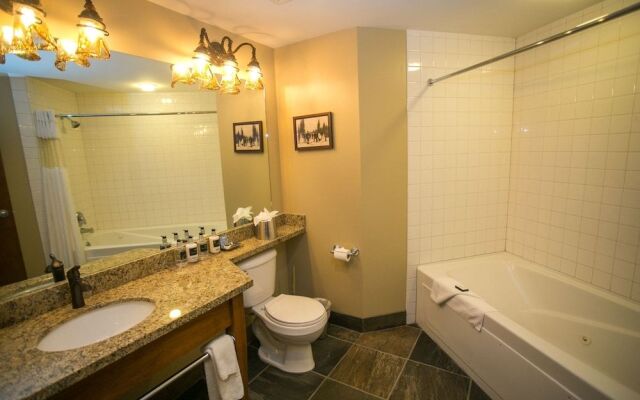 Sundial Lodge Condo Steps from Red Pine Gondola by RedAwning