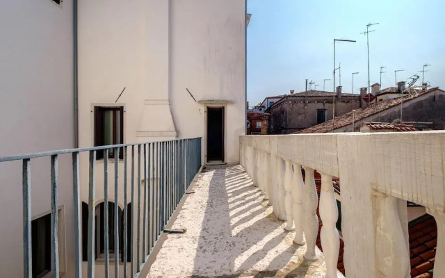 Venice Canal Palazzo Gracious and Modern 3 Bedroom Apartment