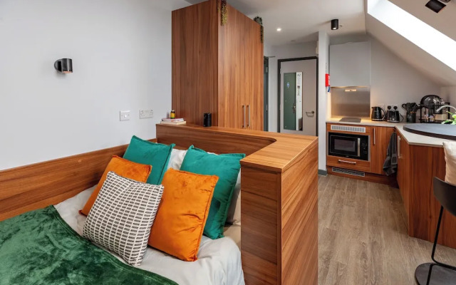 Students Only Straits Egham - 40 mins to Waterloo - Direct Bus to Heathrow