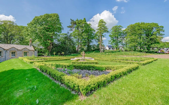 The Lucy Suite Stone Cross Mansion
