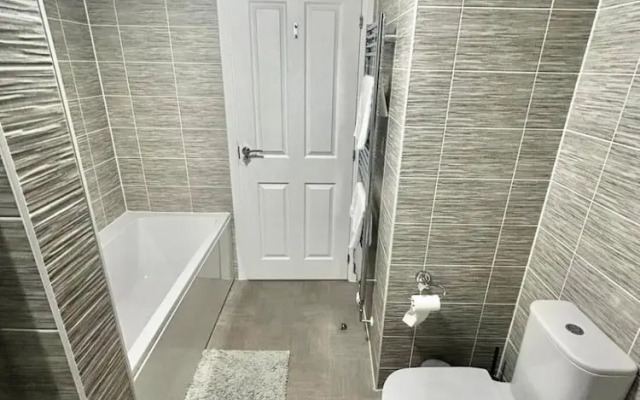 High END Spacious 4 Bed House - Free Parking