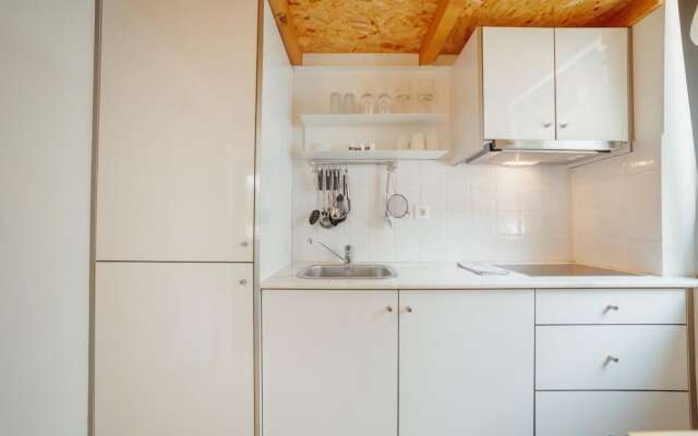 Mezzanine Stylish Apartment Q by Vacationy