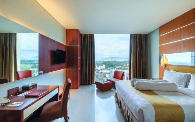 Grand Artos Hotel & Convention – Guest Rooms – Mertoyudan