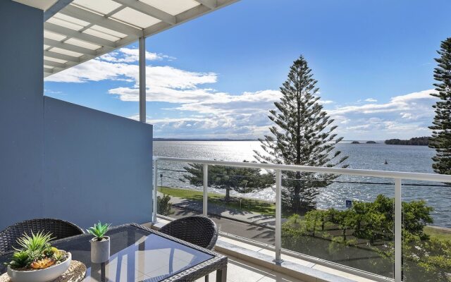Lakeside Waterfront Apartment 18