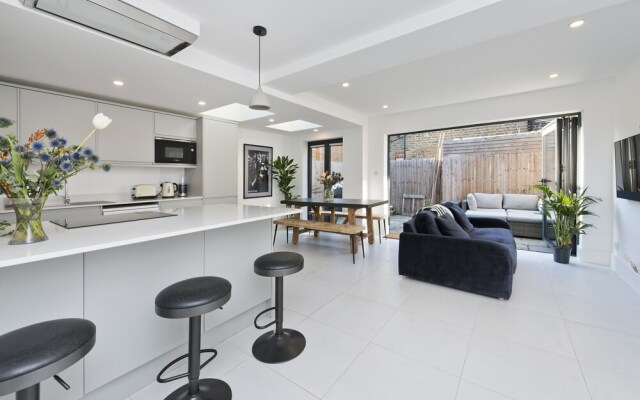 Superb Maisonette With Patio Garden Close to Battersea Park by Underthedoormat