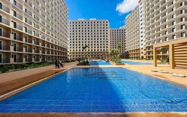 Condo in Lapu-lapu wd 3 Pools/free Wifi&netflix