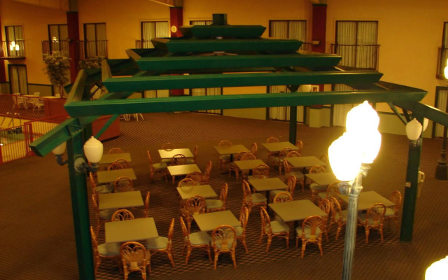 Econo Lodge Inn & Suites