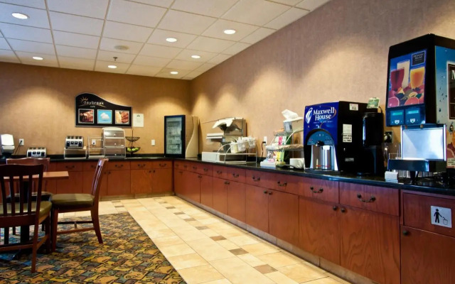 Days Inn & Suites by Wyndham Strathmore