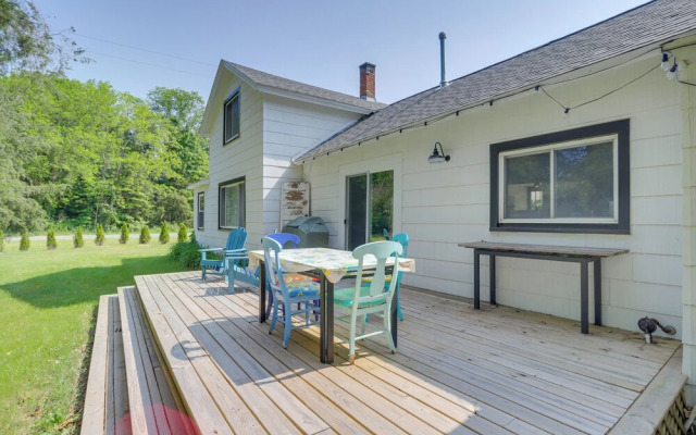 South Haven Farmhouse w/ Fire Pit, 4 Mi to Beach!