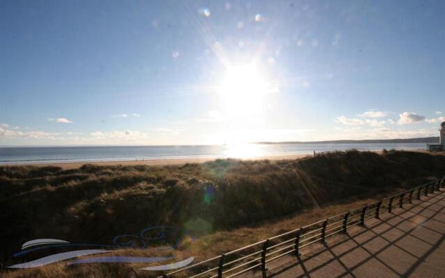 Two Bedroom Apartment with Sea View - 30 Fisherman's Way