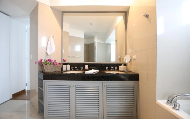 Boardwalk Modern Apartment With Oceanview