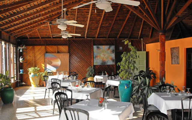 Bar-B-Barn Beach Hotel
