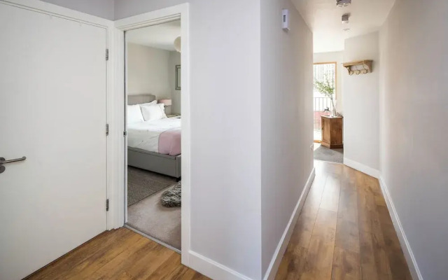 Shiny &amp; Comfy stay with Underground links nearby!