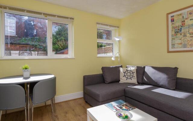 Stopover at LOWCAY APARTMENT D with allocated parking