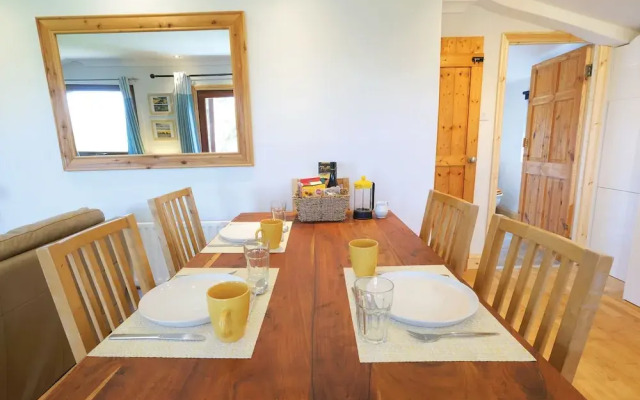Merlins Cabin - 2 Bed - Blaen Cedi Farm
