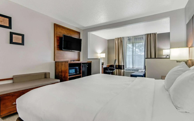 Comfort Suites near I-80 and I-94