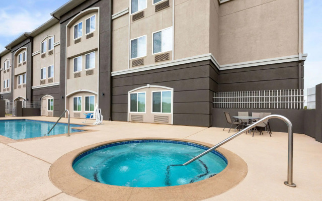 La Quinta Inn & Suites by Wyndham Angleton