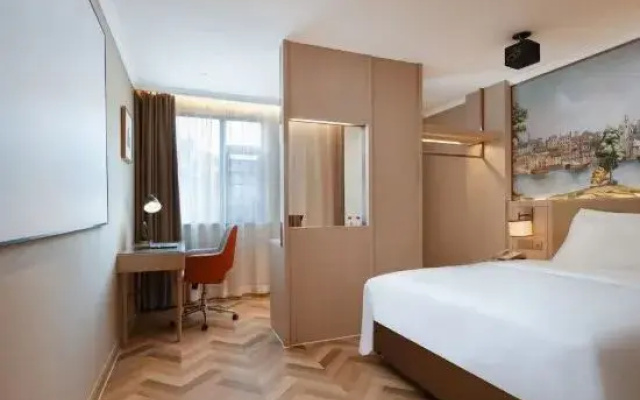 Vienna Hotel (Changsha Yuelu Mountain Orange Island West Lake Park Branch)