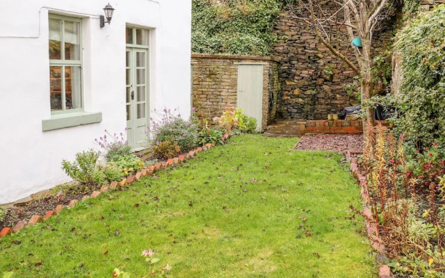 Canalside Cottage