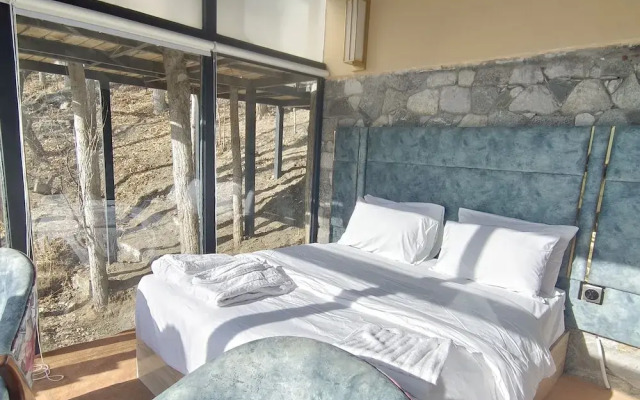 Stunning Cliff-edge 2-bedroom Chalet in Karimabad