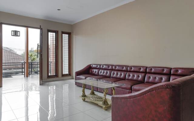 RedDoorz Plus near Dharmawangsa Square 2