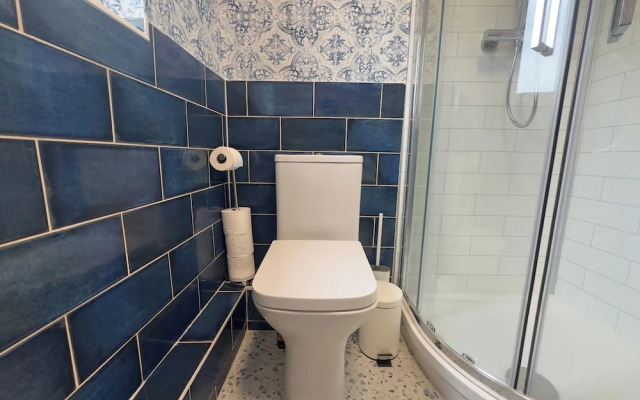 House Sleeps 10-garden-parking-nearbarryisland