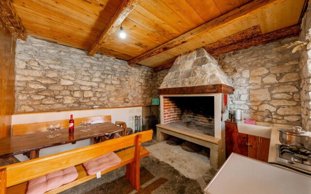 Amazing Home in Seget Donji With 2 Bedrooms and Wifi