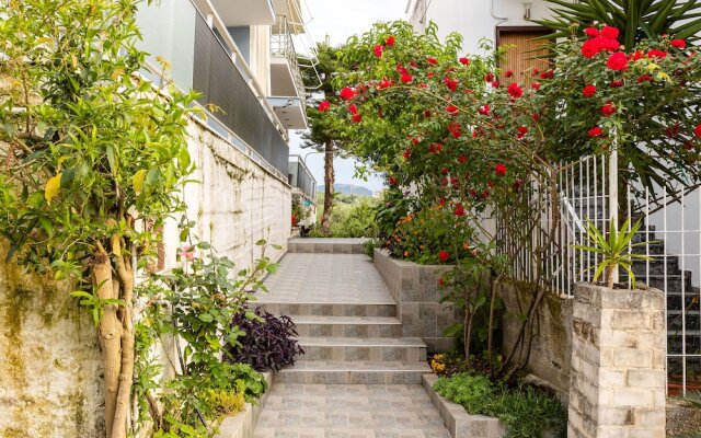 Seaside Family Haven - Avia's Spacious Getaway