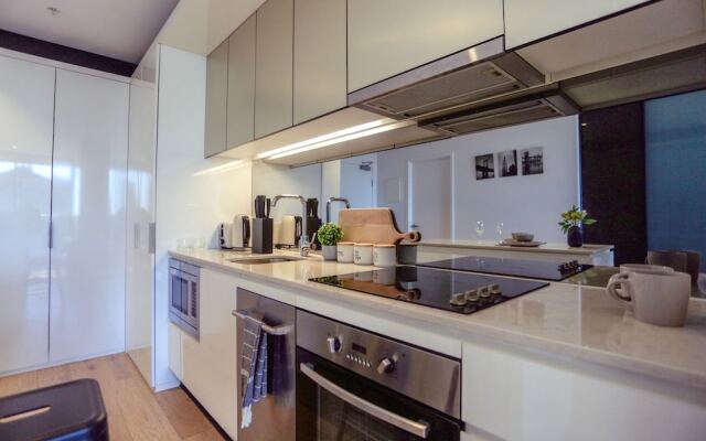 Stunning Newly Furnished 2 Bedrooms Apartment