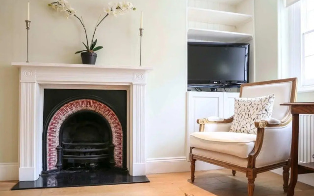 Plum Guide - The Masked Ball