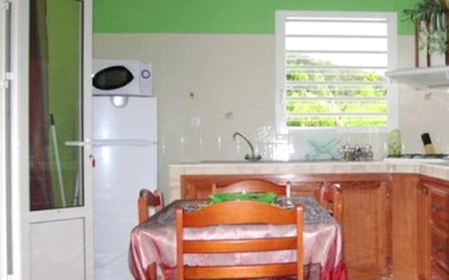 House with One Bedroom in Saint Benoit, with Wonderful Mountain View, Furnished Garden And Wifi - 45 Km From the Beach