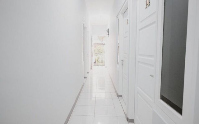 RedDoorz Syariah near Siloam  Hospital Kebon Jeruk