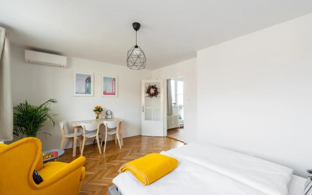 BRIGHT CHARMING Apt with TERRACE, PARKING & AirCo.