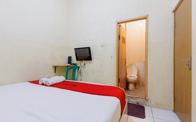 RedDoorz near Esa Unggul University Jakarta Campus – Guest Rooms – Jakarta