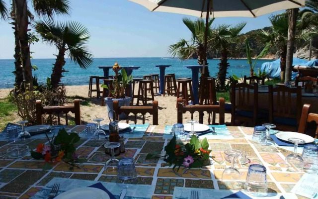 Apartamentos y Bungalows Cala Llevadó
