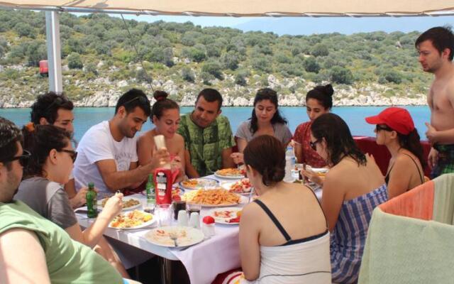 Yuzer Hotel Sude Boran