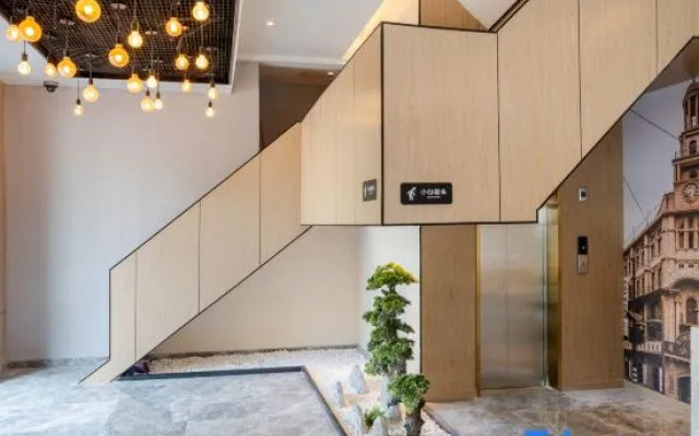 Waiting Hotel(Shanghai Bund Yuyuan Subway Station)