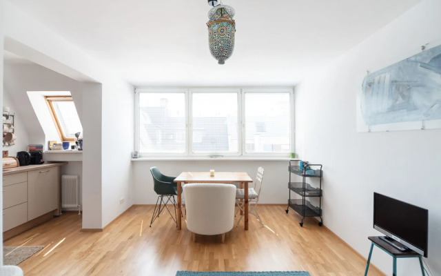 Quiet Penthouse apartment close to Stadthalle