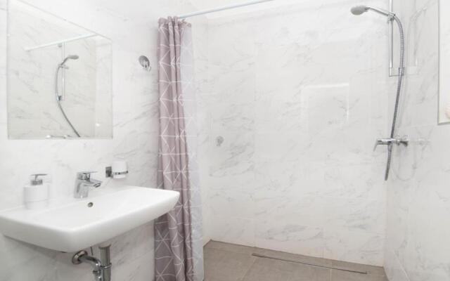 Elisabeth Downtown Apartments by UrbanRent