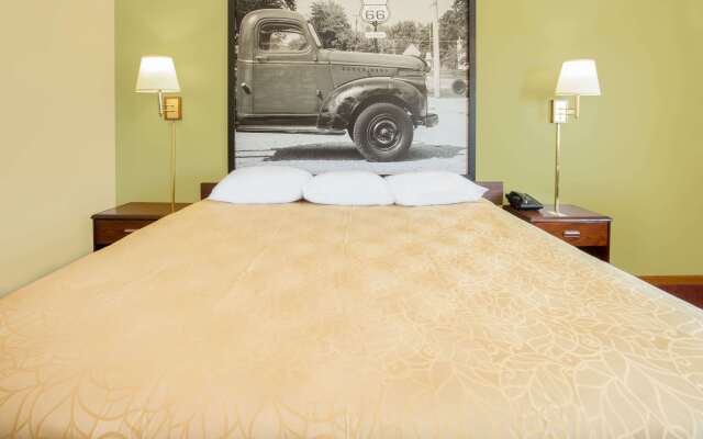 Super 8 by Wyndham Normal Bloomington