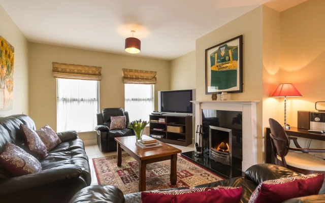 4 Bedroom pet Friendly Home With Pool Access